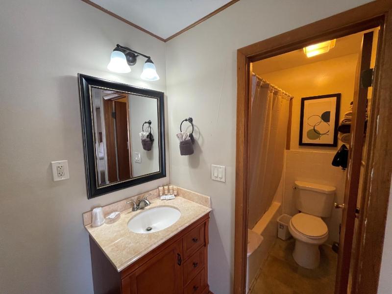 Standard King Room image 2