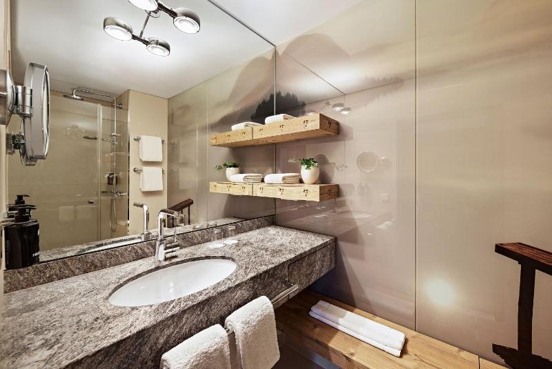 One-Bedroom Suite with Balcony and Mountain View image 3