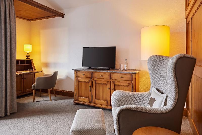 One-Bedroom Suite with Balcony and Mountain View image 4