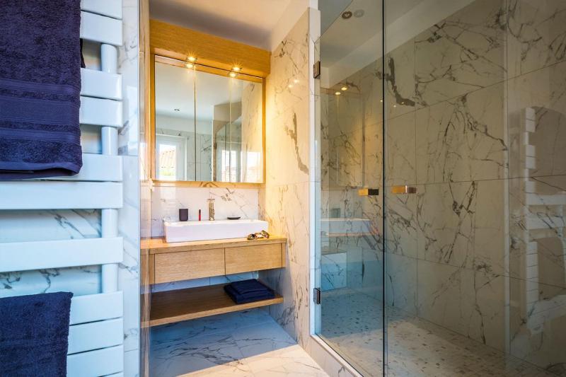 LES HALLES KEYWEEK Duplex with Terrace and Parking in Biarritz Center - image 12