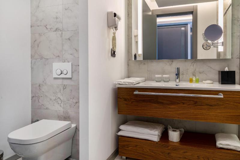 Deluxe King Room image 2