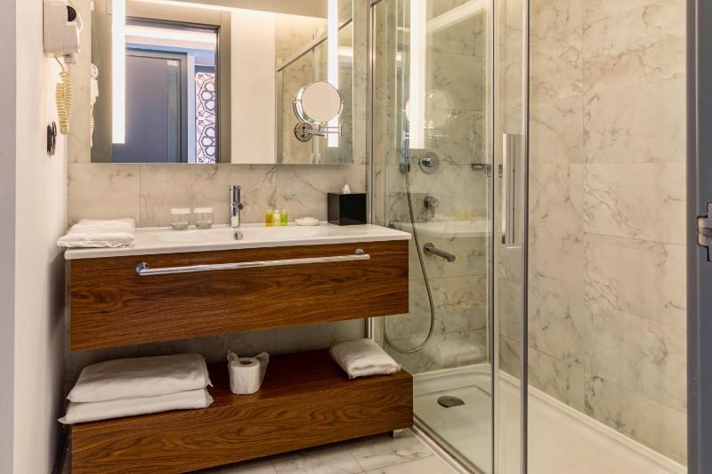 Deluxe King Room image 3