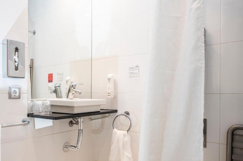 Standard Queen Room - Disability Access image 4