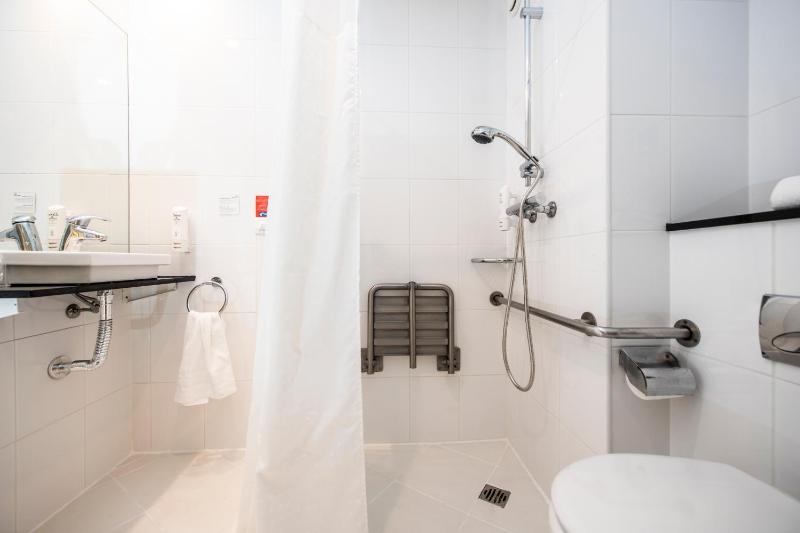 Standard Queen Room - Disability Access image 3