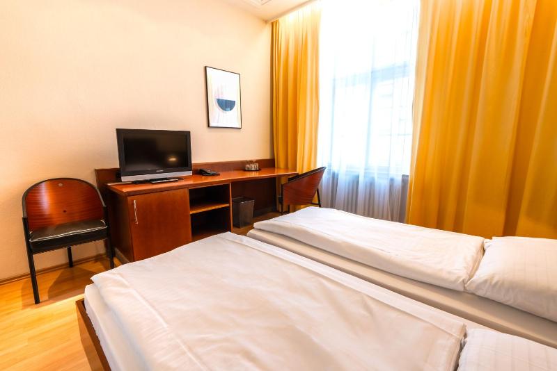 Double Room image 4