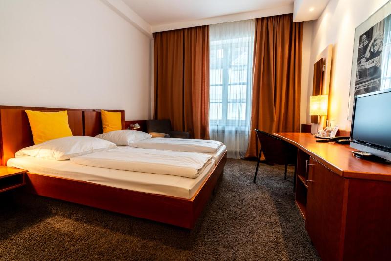 Double Room image 1
