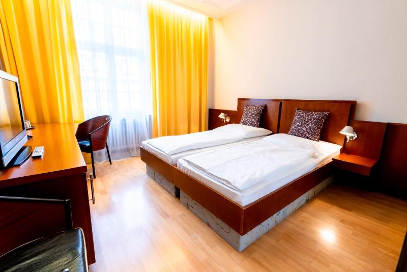 Double Room image 3