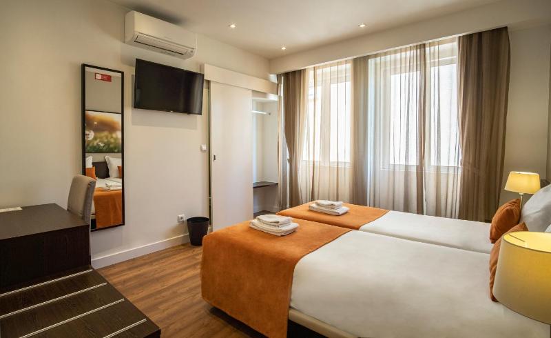 Superior Twin Room image 4