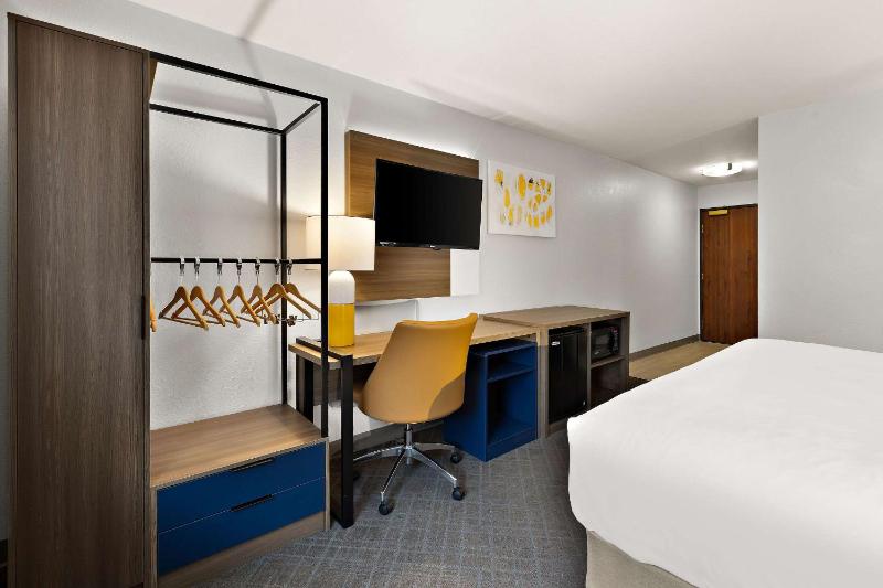 King Room - Accessible/Non-Smoking image 3