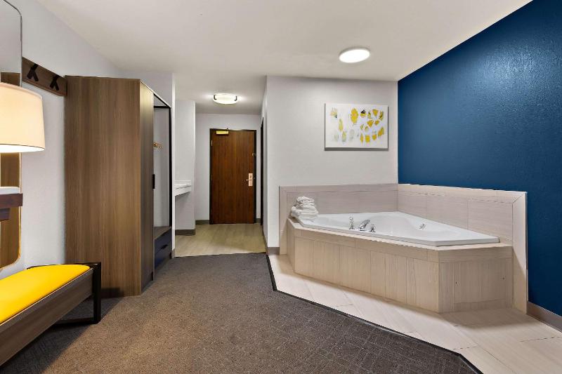 One-Bedroom King Suite with Spa Bath image 2
