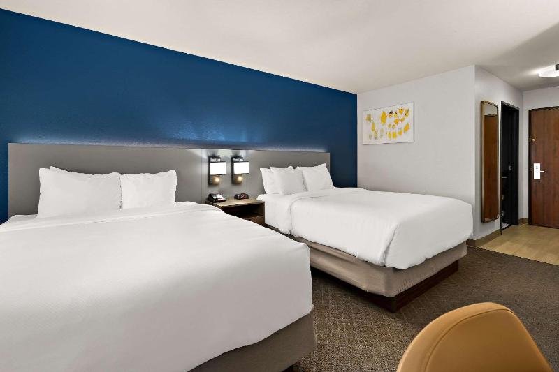 Queen Room with Two Queen Beds - Accessible/Non-Smoking  image 3