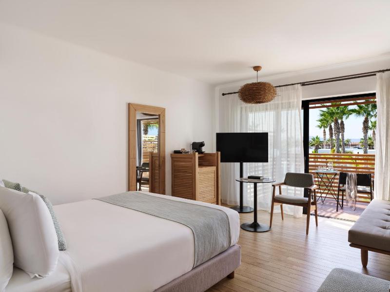 Luxury Double Room with Pool View image 4
