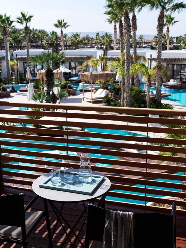 Luxury Double Room with Pool View image 3