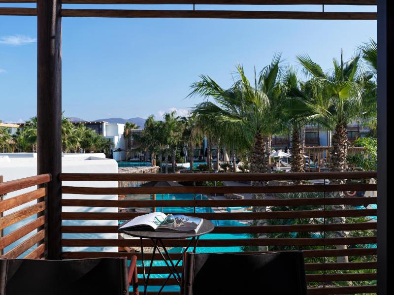 Premium Double Room with Pool View image 3