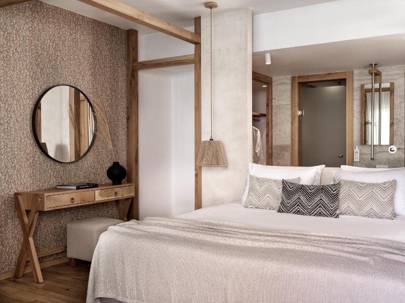 Premium Double Room with Pool View image 4