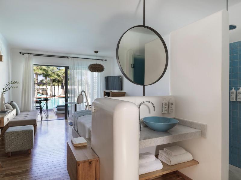 Luxury Double Room with Shared Pool image 3
