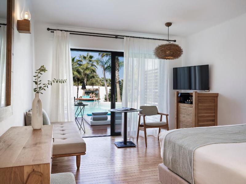 Luxury Double Room with Shared Pool image 1