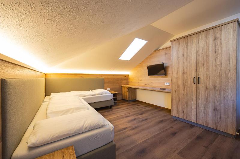 One-Bedroom Apartment image 4