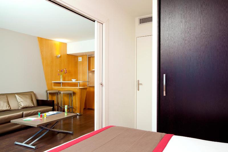 Family One-Bedroom Apartment (4 People) image 4