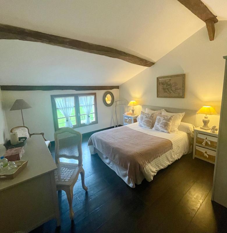 Double Room with Pool View image 1