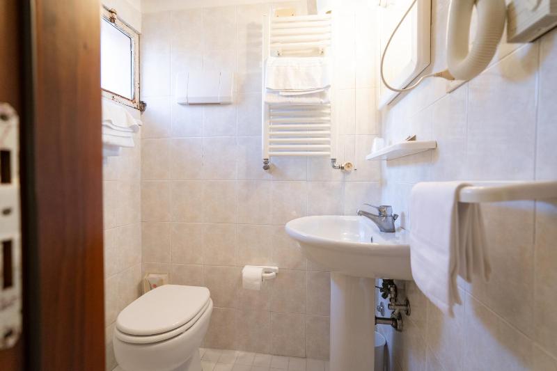 Double or Twin Room image 4