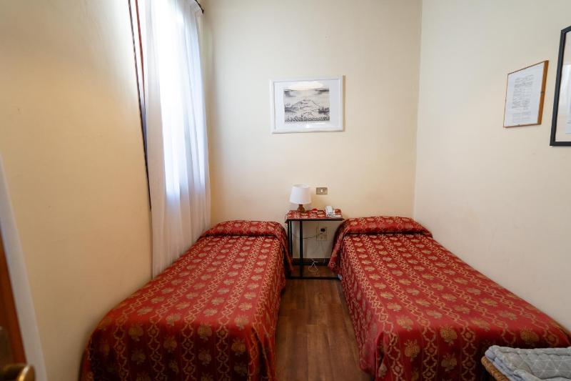 Twin Room with Shared Bathroom image 2