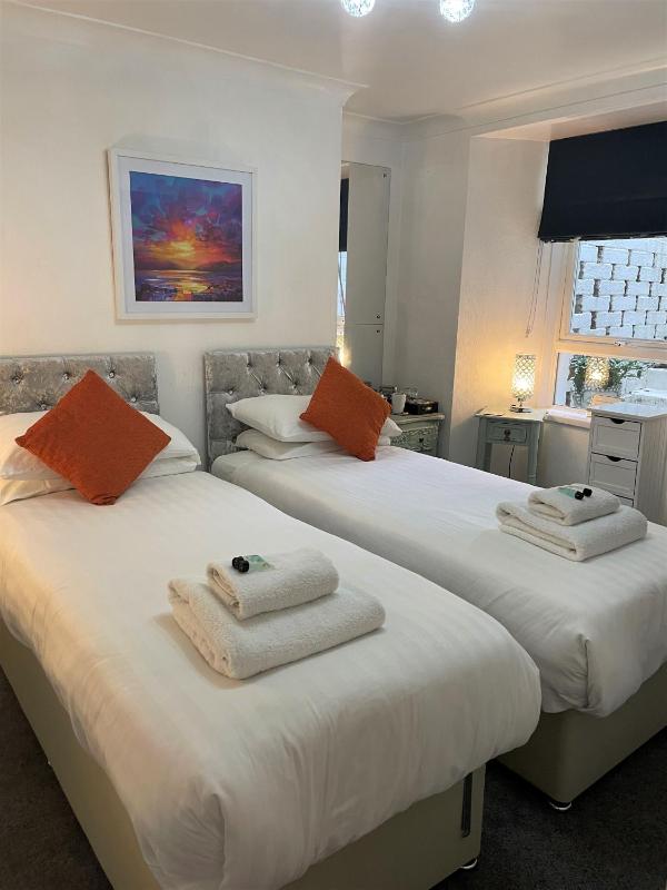 Twin Room with Private Bathroom image 1