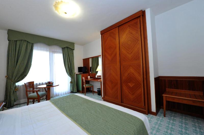 Basic Double or Twin Room image 3