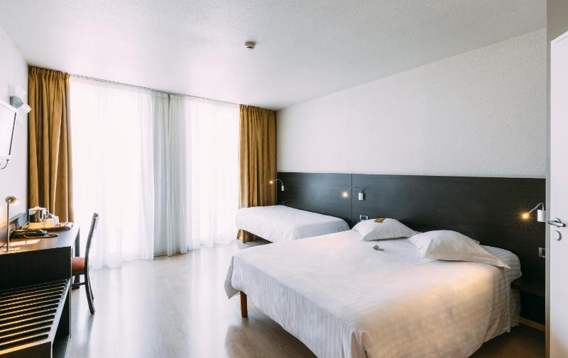 Deluxe Triple Room with Old Port Side View image 1