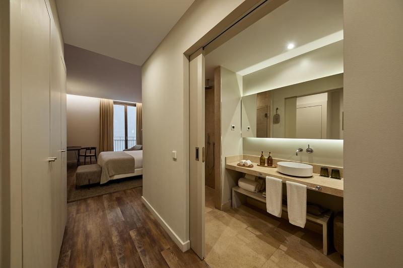 Deluxe Room image 3
