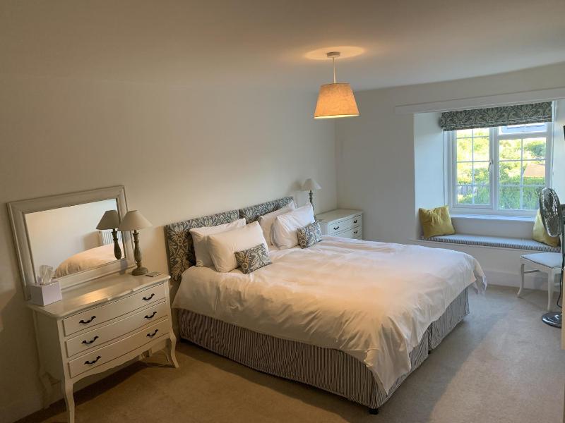 Deluxe Twin Room image 1