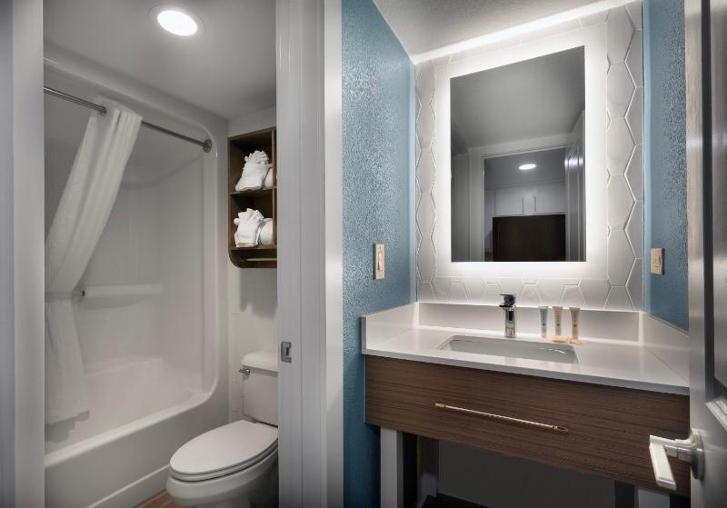Sailfish Oceanfront Deluxe One Bedroom Suite image 2
