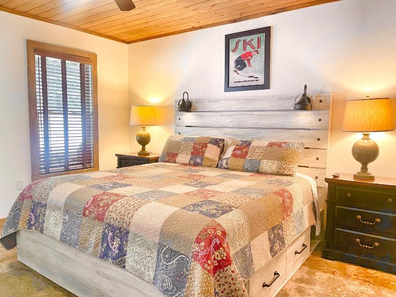 Six-Bedroom House image 2