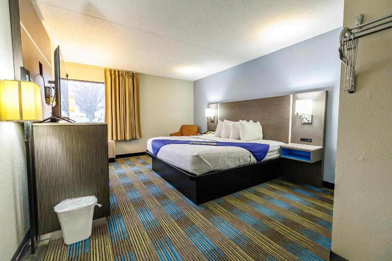 Standard King Room image 4