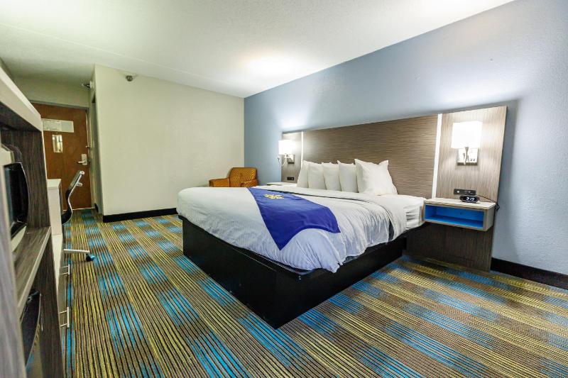Standard King Room image 3