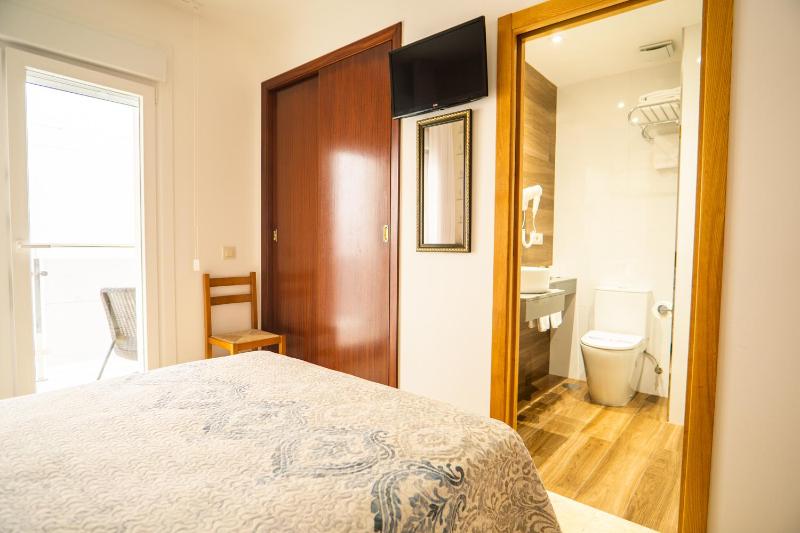 Double or Twin Room image 4