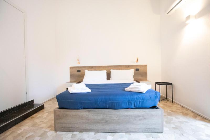 Double Room with Balcony image 4