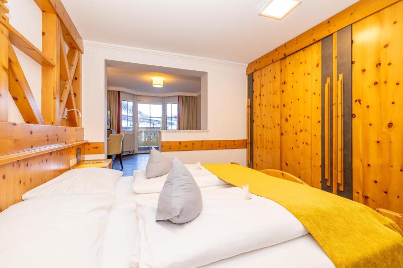Deluxe Triple Room image 3