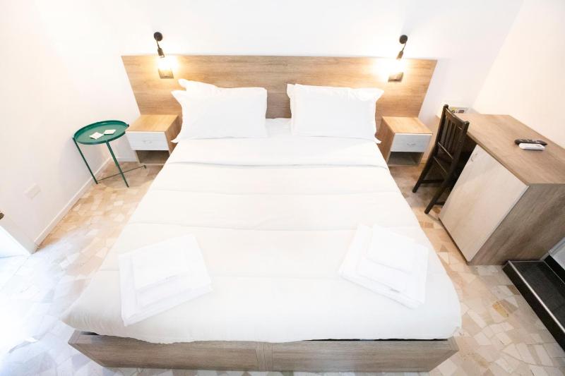 Deluxe Double or Twin Room with City View image 4