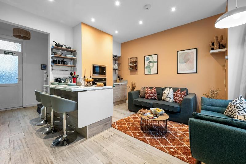 3 Bed Spacious Stylish House, Central Portsmouth Sleeps 6, Parking - By Blue Puffin Stays Images