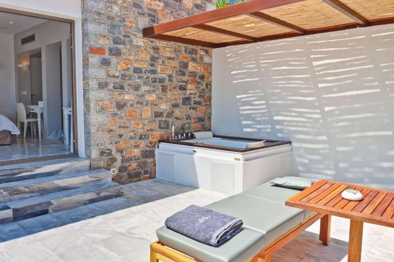 Deluxe Room with Jacuzzi and Sea View image 4