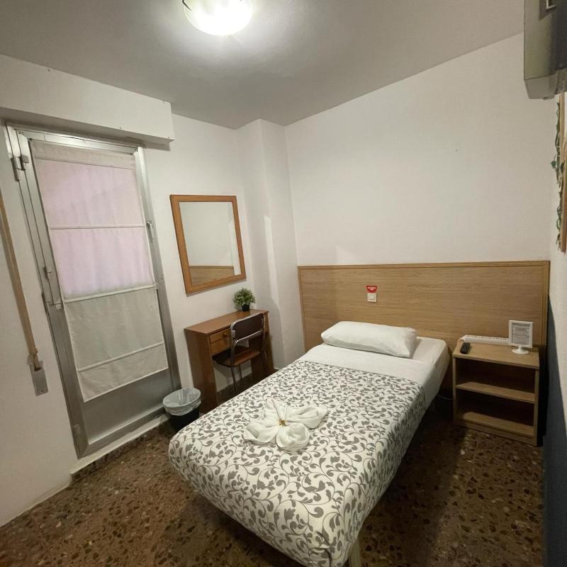 Single Room with External Bathroom image 2