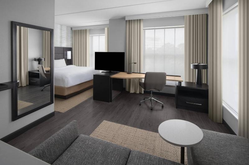 King Corner Studio Suite, with Sofa bed image 1