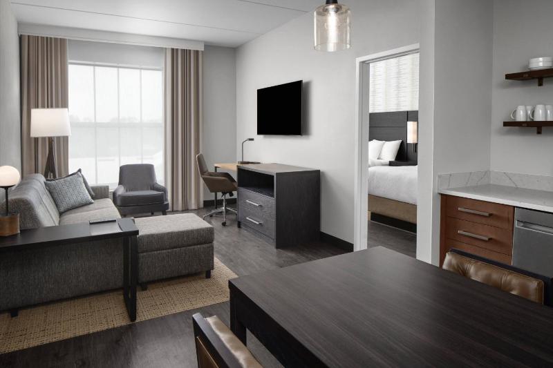 Queen Suite with  2 Queen, Sofa bed image 1