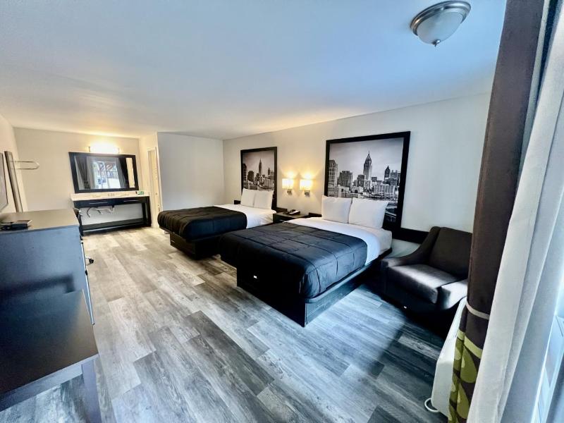 Deluxe Queen Room with Two Queen Beds - Non-Smoking image 3