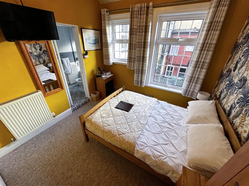 Small Double Room image 3