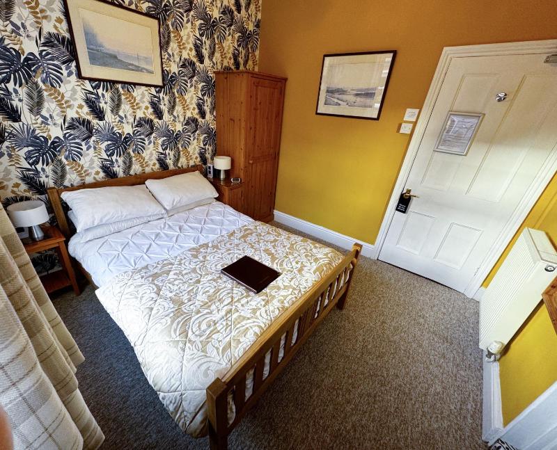 Small Double Room image 4