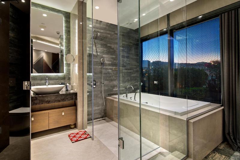 One-Bedroom King Suite with Terrace image 4