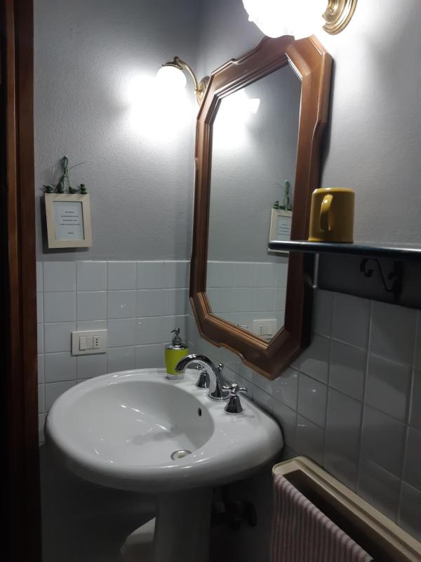 Single Room with Bathroom image 4