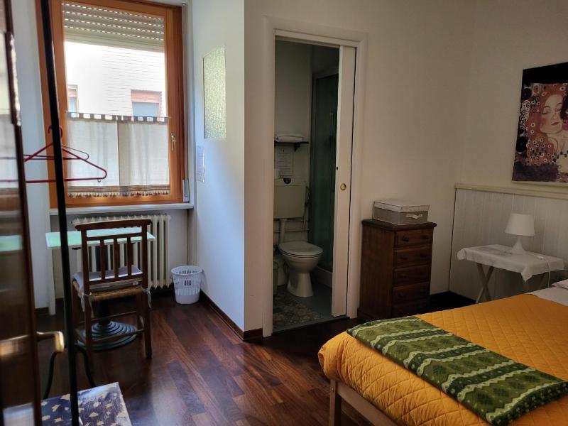 Single Room with Bathroom image 2